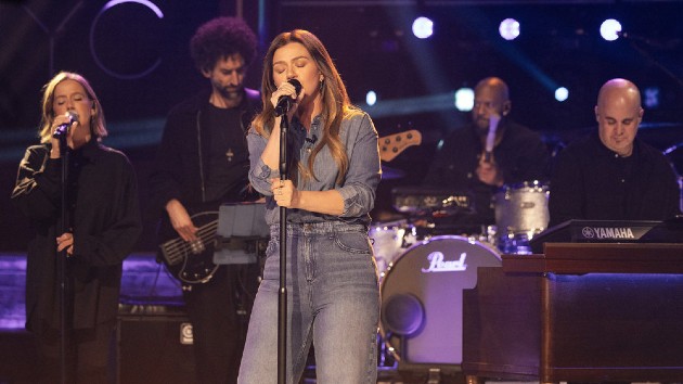 Kelly Clarkson joins Spotify’s Billions Club