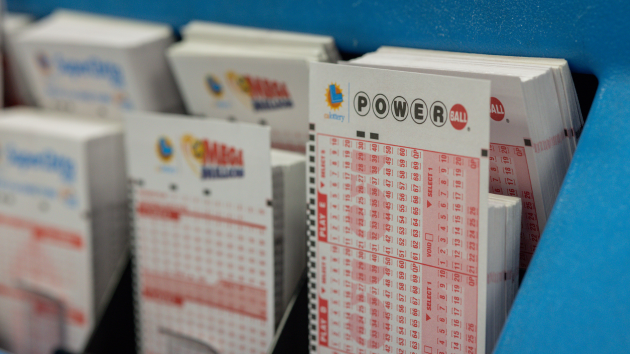 Powerball jackpot jumps to $1B after no grand prize winner in Wednesday’s drawing