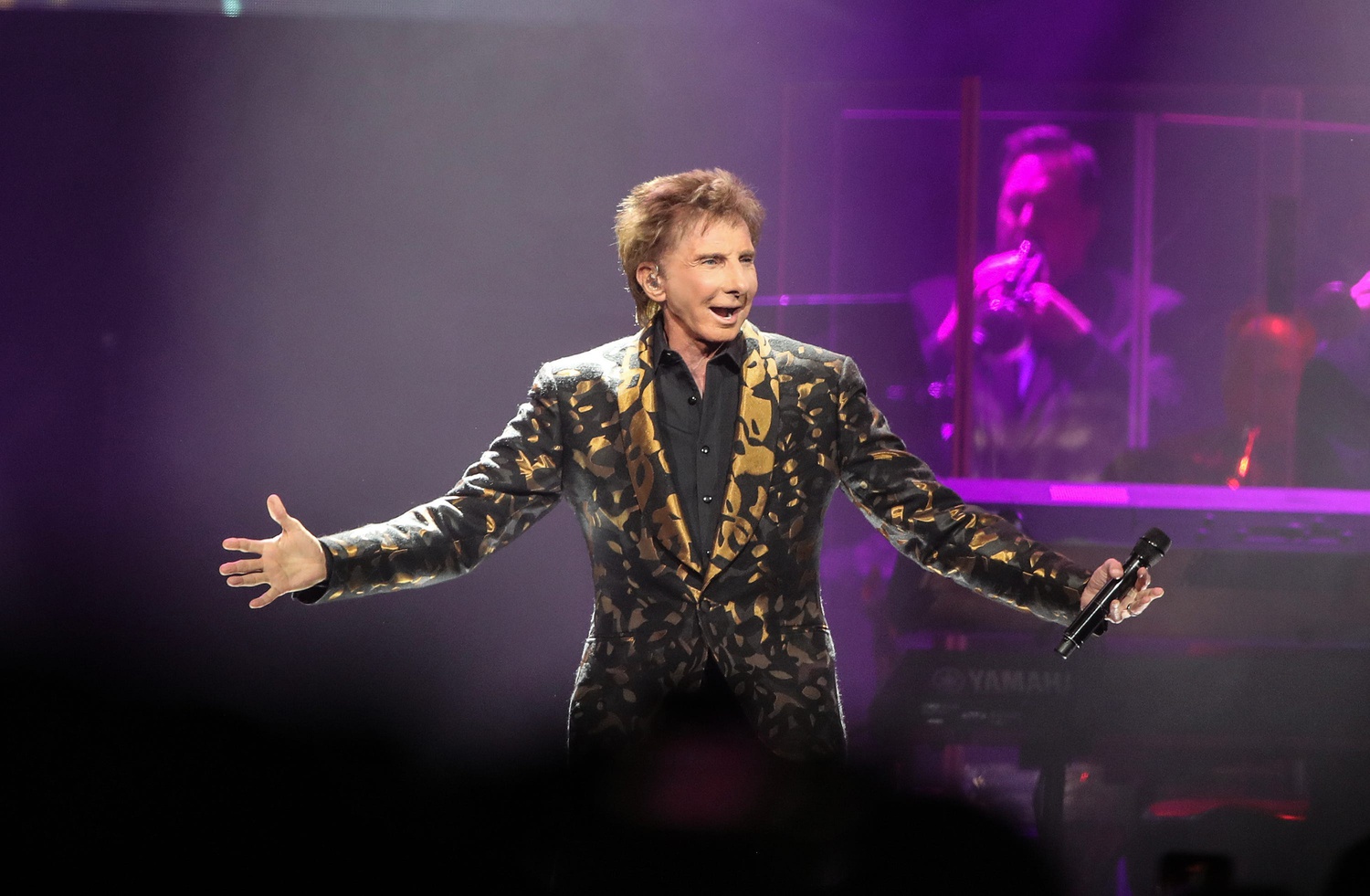 Barry Manilow Says Lung Cancer Diagnosis Was ‘Pure Luck’