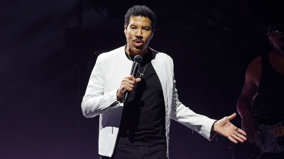 Lionel Richie pausing touring due to heart procedure, rep says