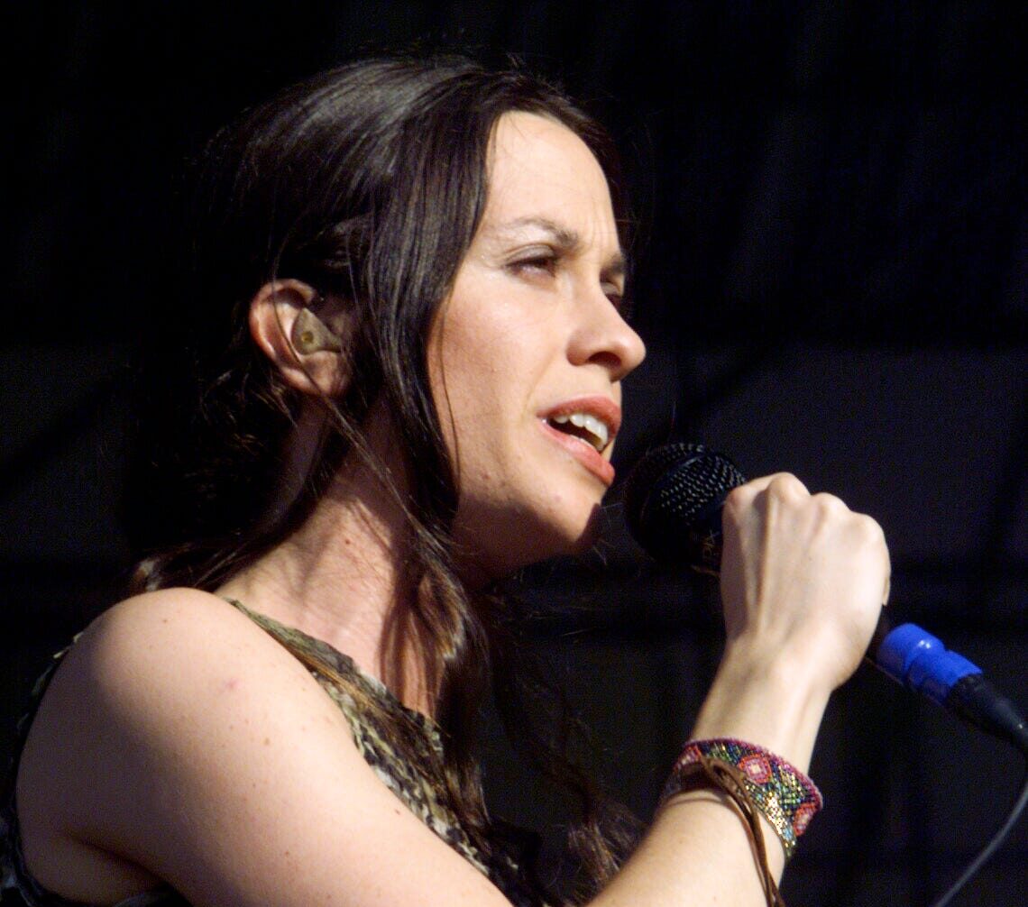 Alanis Announces New Christmas Album